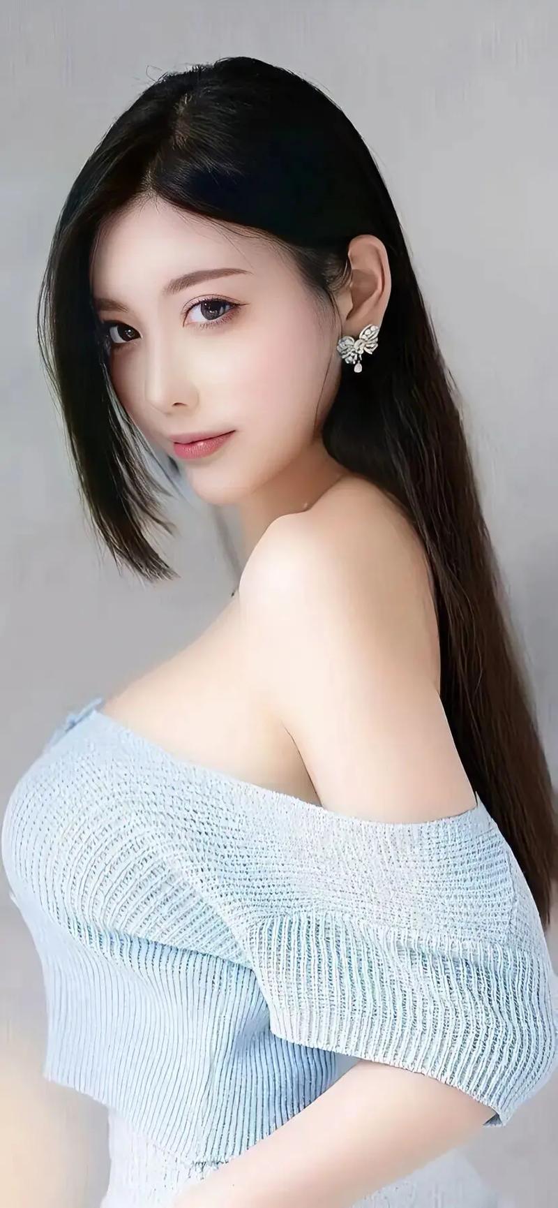 脱她衣服四五个人班长让我吃他 我