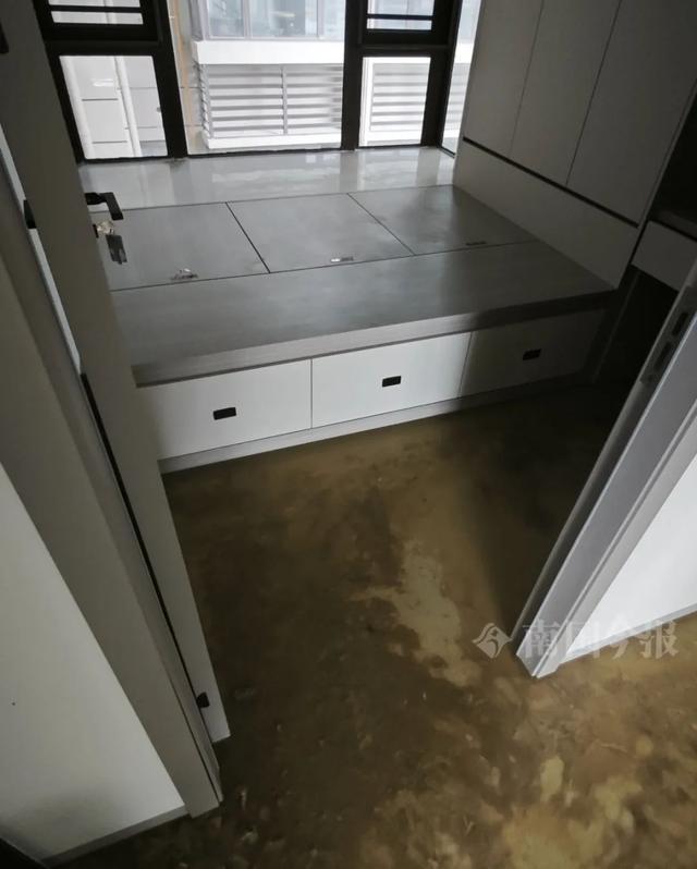 崩溃：全屋都是无法接受婚房被粪水浸泡！业主(图2)